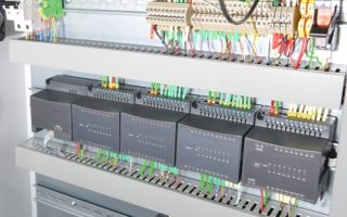 Montaż paneli elektrycznych i paneli sterujących urządzeń automatyki. Przydatne dla elektryka: elektrotechnika i elektronika