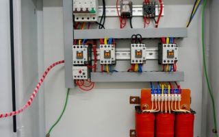 Montaż paneli elektrycznych i paneli sterowania. Przydatne dla elektryka: elektrotechnika i elektronika