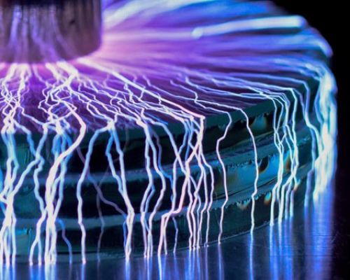نظرية التدفق الكهربائي للانهيار الكهربائي للغازات. مفيد للكهربائي: الهندسة الكهربائية والإلكترونيات