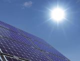 ممارسة استخدام الوحدات الكهروضوئية أحادية ومتعددة الكريستالات في الألواح الشمسية