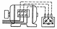كتلة من المكثفات متصلة في دلتا ومتصلة بأطراف محرك ثلاثي الطور