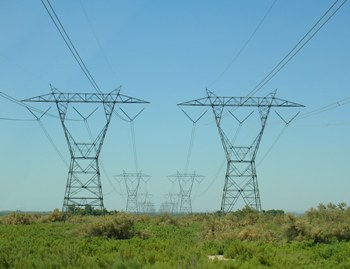 קו מתח עילי עם תומכי מתכת