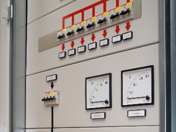 Panel z analogowym amperomierzem i woltomierzem