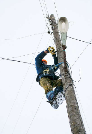 Naprawa napowietrznych linii energetycznych w zimie