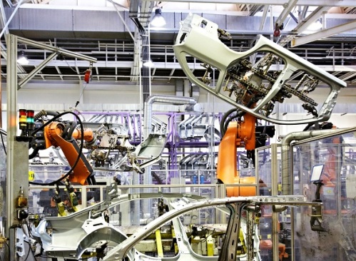 روبوتات في مصنع صناعي