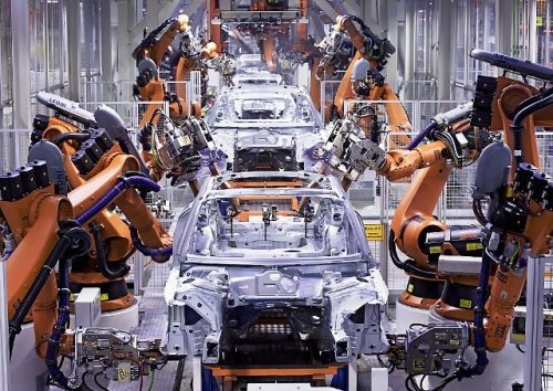 רובוטים במפעל תעשייתי