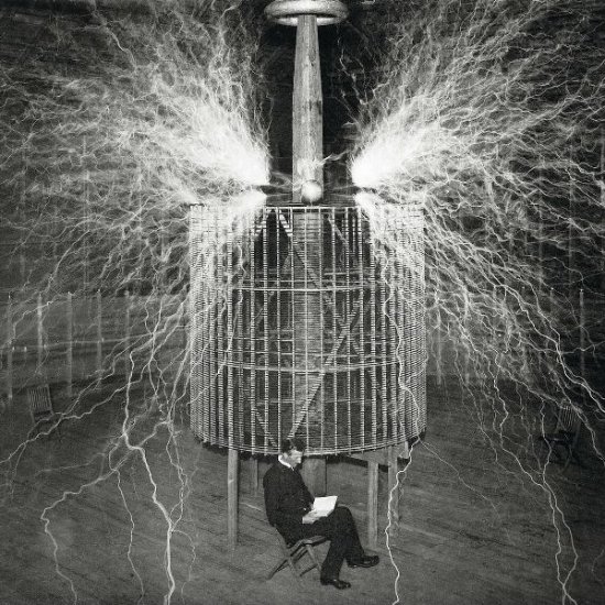 Nikola Tesla w swoim laboratorium