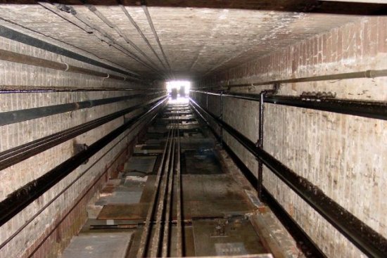 Захранващ кабел вътре в тунела