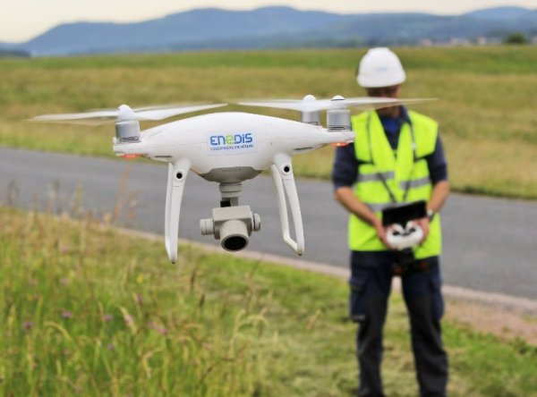 שימוש ב-quadcopter לבדיקת קווי מתח