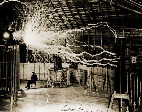 Nikola Tesla w swoim laboratorium