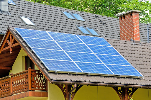 الألواح الشمسية على سطح المبنى