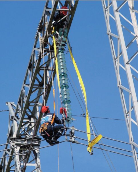 Смяна на изолатори на електропровод с високо напрежение