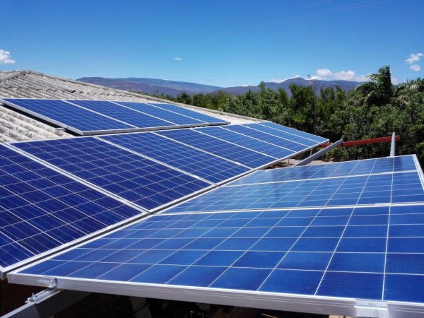 الألواح الشمسية ومحطات الطاقة الشمسية