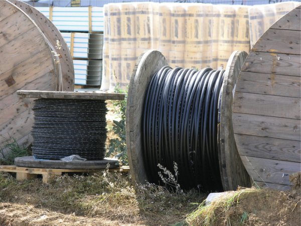 Před instalací naviňte kabel