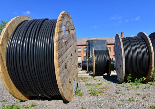 Kabel wysokiego napięcia na szpuli