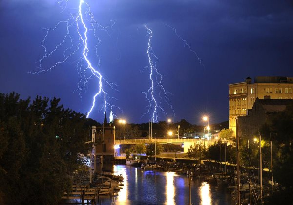 Piorun uderzył w centrum starego miasta