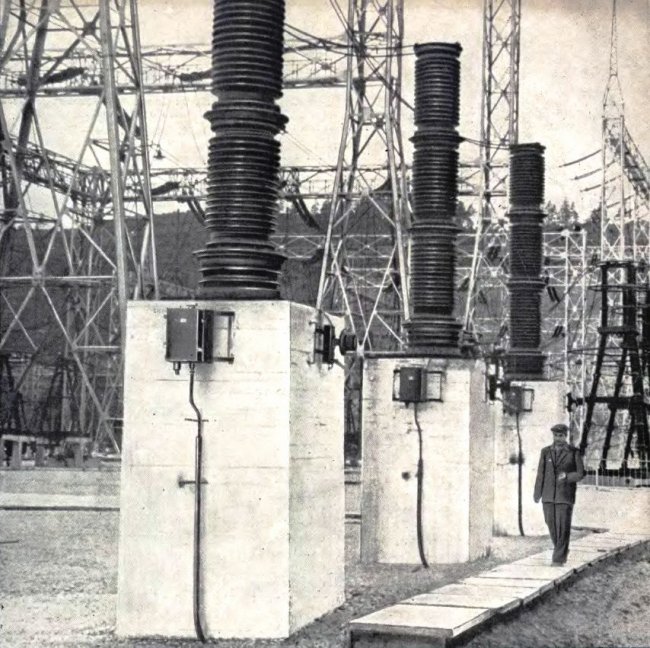 Kondensatory sprzęgające w rozdzielni zewnętrznej 400 kV, 1959 r.