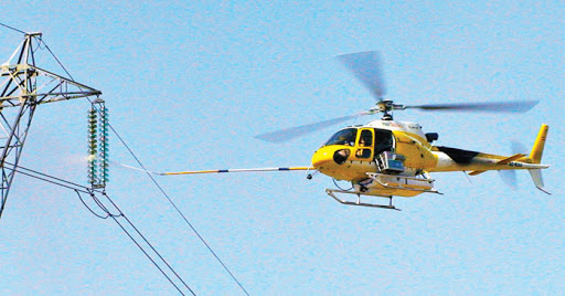 Измиване на изолатори под напрежение с хеликоптер