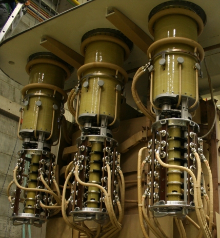 три еднофазни превключвателя на крана, монтирани на капака на трансформатора