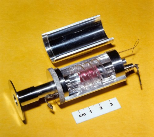 הלייזר העובד המוצלח הראשון שתוכנן על ידי ד"ר טד מיימן ב-1960.