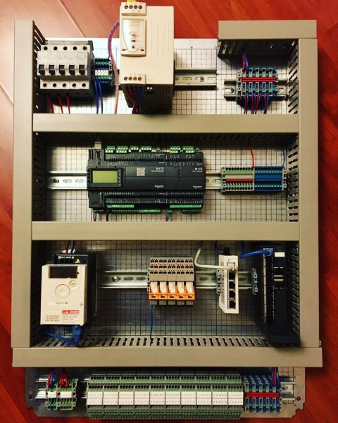 PLC w szafie automatyki