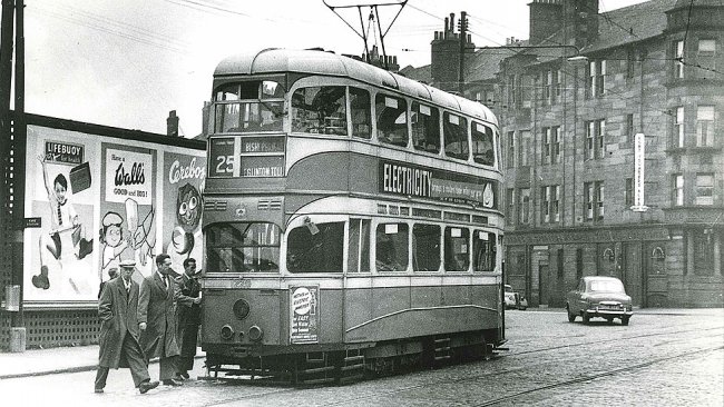 Dvoupatrová elektrická tramvaj v Londýně na počátku 20. století