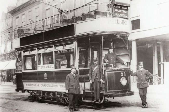 Jeden z pierwszych tramwajów w Nottingham