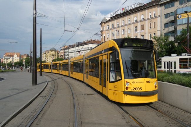 Tramvaj Siemens Combino Supra na ulici v Budapešti