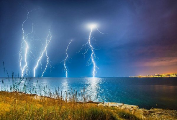 Мълния удари във водата