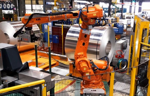 ABB روبوت صناعي قيد الإنتاج