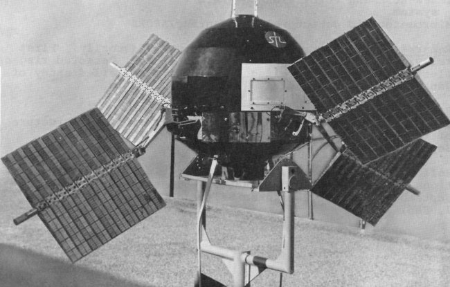 Американски спътник Explorer 6 с повдигнати слънчеви панели, 1959 г.