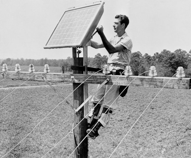 Elektryk z Southern Bell montuje panel słoneczny w 1955 roku.