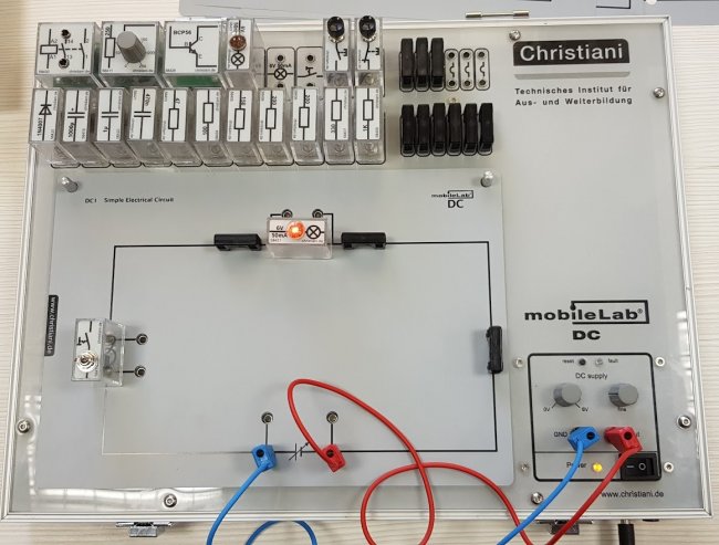 Wbudowany zasilacz w laboratorium elektrotechnicznym